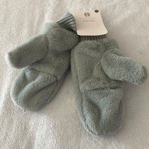 House of a Harlow faux fur flip top mittens
